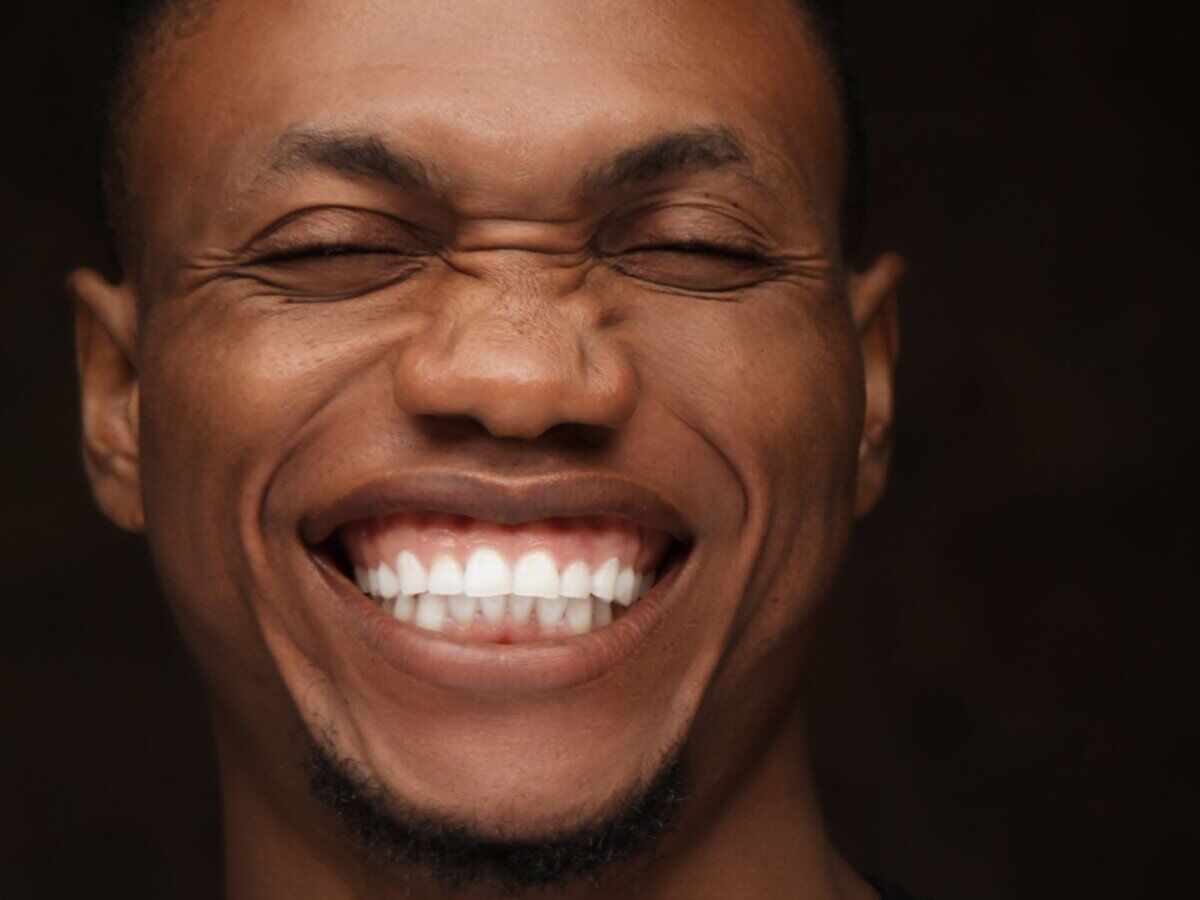 Portrait d'un homme au sourire éclatant et aux dents parfaitement régulières