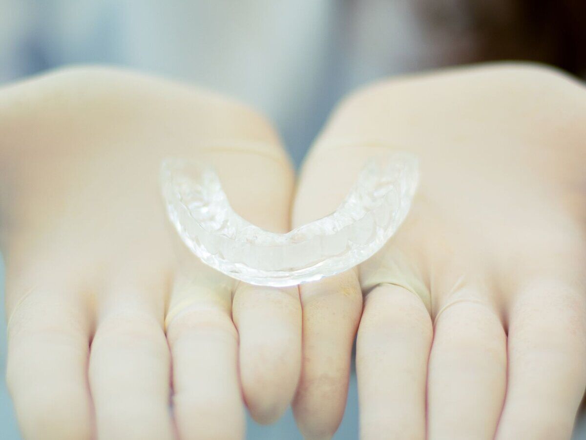 Transparente Zahnschiene in einer Hand