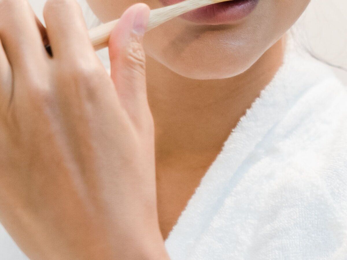 Brossage des dents avec une brosse à dents, geste d'hygiène quotidien