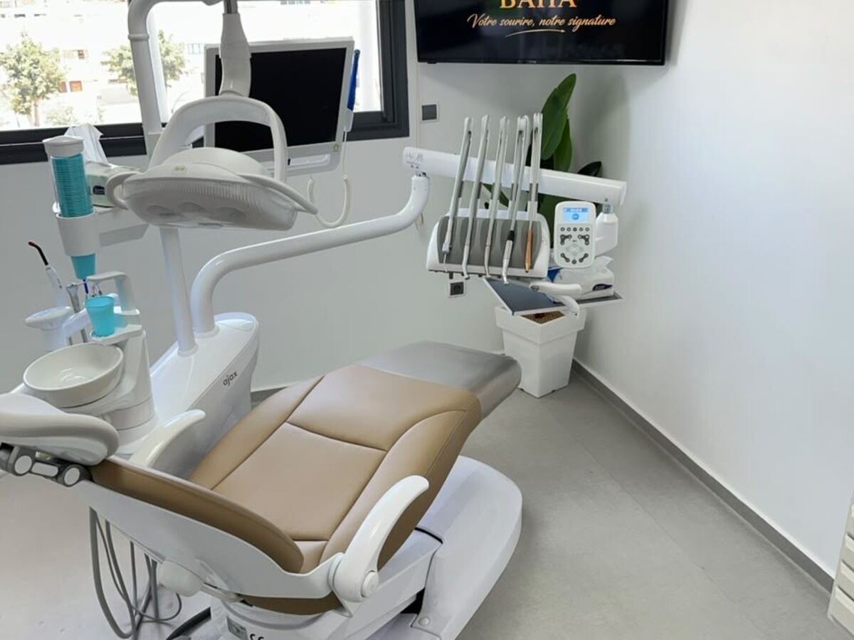 Salle de soins du Centre Dentaire BAHA à Agadir avec fauteuil dentaire