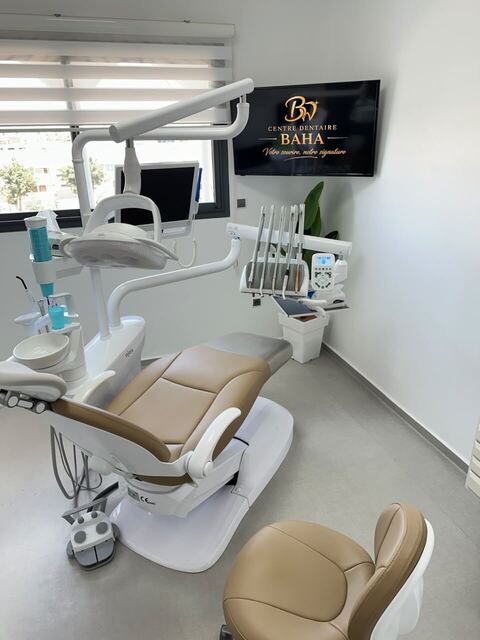 Treatment room at Centre Dentaire BAHA with dental chair and equipment